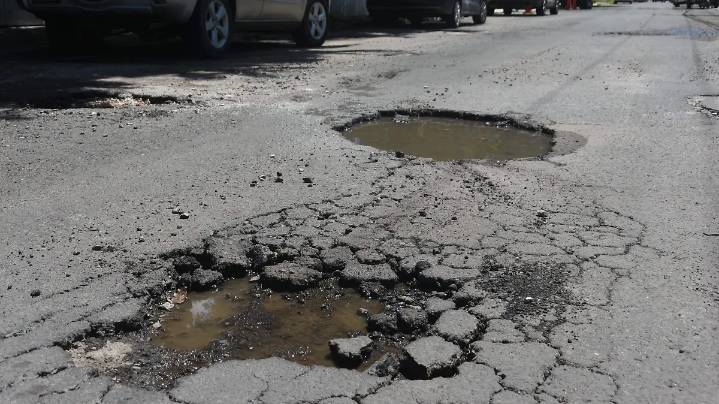 Calle Guillermo Prieto en deterioro por baches, vecinos piden atención a autoridades