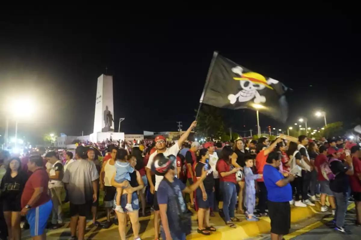 'Marea Roja' se extiende en Campeche para celebrar la victoria de los Piratas, que ahora tratarán de conquistar el infierno de la capital