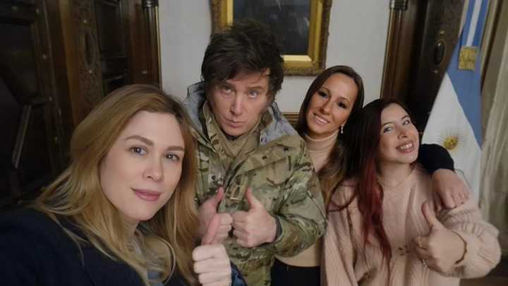Sin acto oficial, Milei almorzó con los granaderos de Casa Rosada