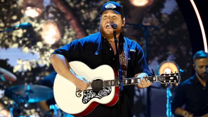 Luke Combs checks off iconic Chicago bucket list item