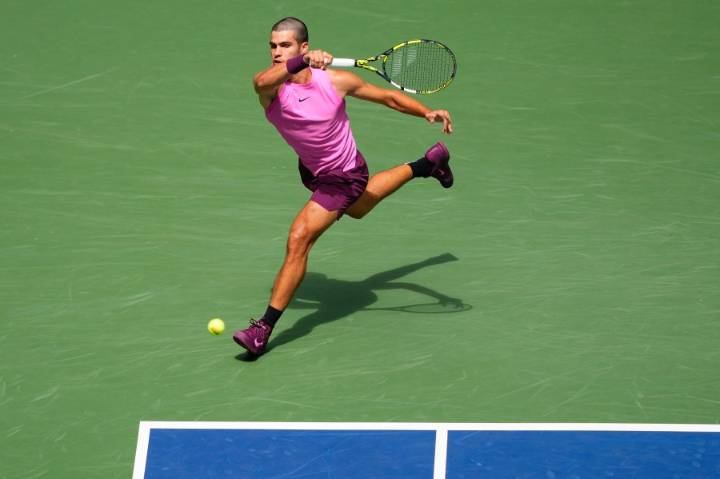Carlos Alcaraz's brief knee problem at the US Open doesn't slow him down in a win