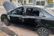 Conducía por primera vez vehículo automático, chocó tres autos y volcó en calle Soler