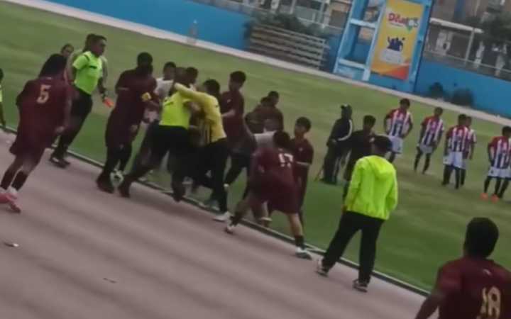 El fútbol trujillano regresa al Estadio Chan Chan, pero el debut termina en PATADAS Y GOLPES