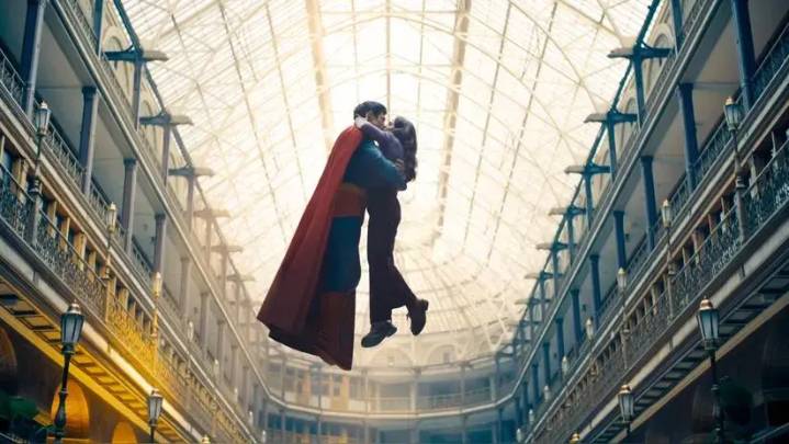Esposo de Rachel Brosnahan reacciona al beso fuera de guion con David Corenswet en 'Superman'