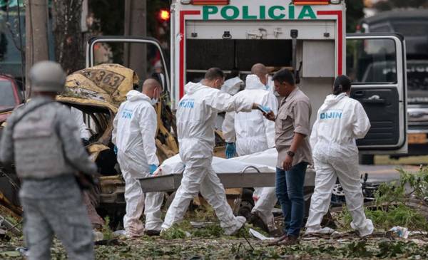 Colombia otra vez bajo el yugo terrorista: ya son 18 los muertos ataques con coche bomba, drones y fusiles