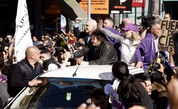 Tensión y piedrazos en la caravana de Milei en Lomas de Zamora: evacuaron de urgencia a la comitiva