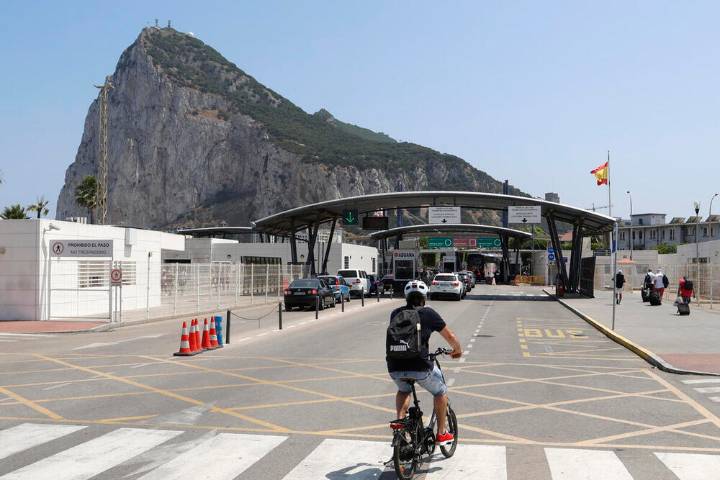 Planean demoler la verja de Gibraltar en enero de 2026