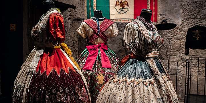 El Museo de la Indumentaria Mexicana reabre con exposición sobre el Escudo Nacional