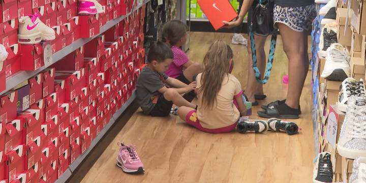 Más de 400 estudiantes de ECISD reciben un nuevo par de zapatos
