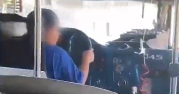 ¡Niño camionero! Captan a menor manejando un camión de pasajeros en Gómez Palacio, Durango