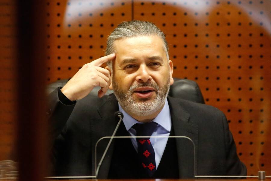 Tribunal inhabilitó a juez Urrutia para revisar causas de liceos emblemáticos de Santiago