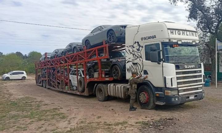 Gendarmes secuestraron ocho autos de alta gama y dos motos por presunto contrabando