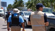 Grúas y multas arrasan con autos mal estacionados en Kukulcán