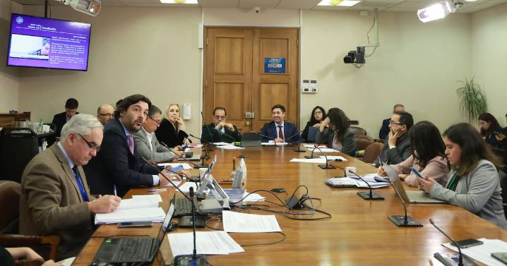 Comisión de Constitución despacha a Sala de la Cámara proyecto que regula la dieta a expresidentes de la República