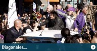 No puede caminar por la calle: Milei duró tres minutos en Lomas de Zamora y se fue apedreado