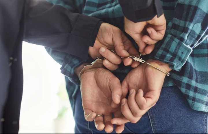 Procesan a policía municipal de Xalapa por extorsión a comerciante; presuntamente le cobraba derecho de piso