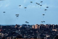 Cinco países lanzan paquetes de ayuda desde el aire en Gaza mientras se agrava la hambruna