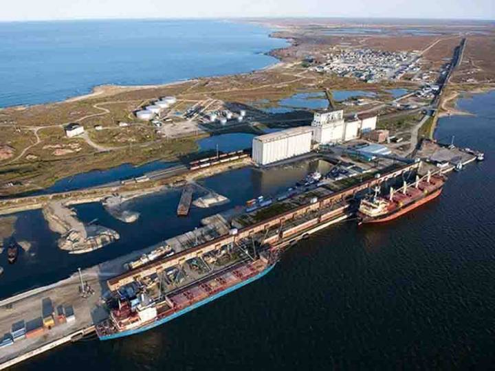 Canada eyes Arctic Ocean port to ship gas, commodities to Europe