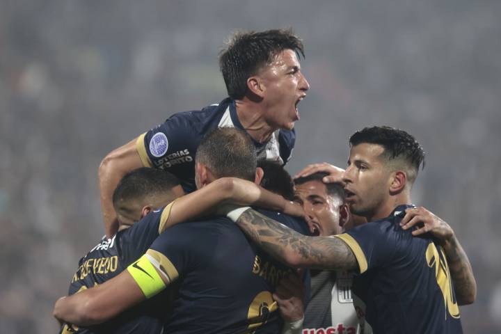 Alianza Lima derrota 2-0 a U. Católica de Ecuador con doblete de Alan Cantero