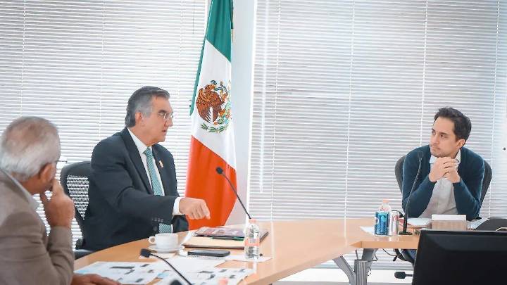 Américo Villarreal gestiona con Banobras recursos para carreteras, puentes y el Puerto del Norte