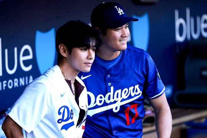 V de BTS se reúne con Shohei Ohtani en Dodger Stadium