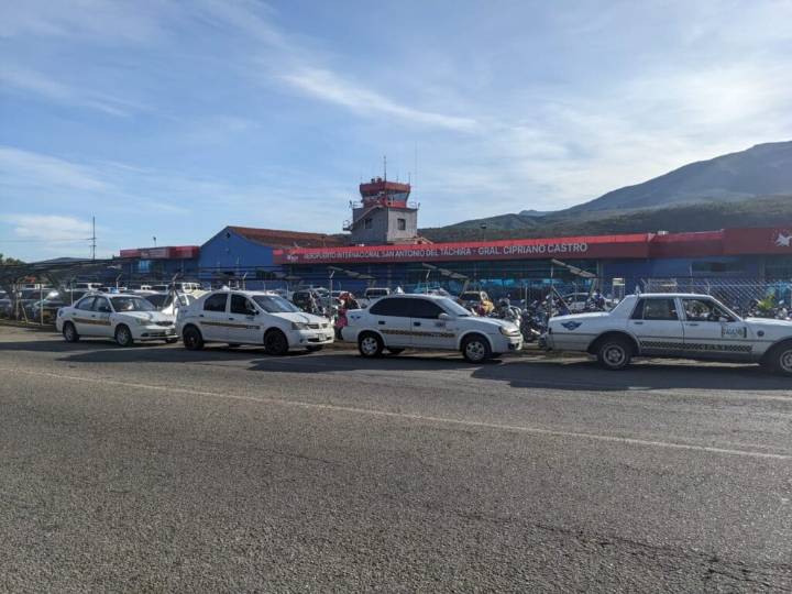 Taxistas del aeropuerto golpeados por la piratería