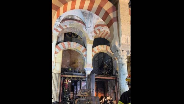Así ha quedado la Mezquita de Córdoba tras el fuego: las imágenes del incendio que ha afectado a dos capillas y a la cubierta