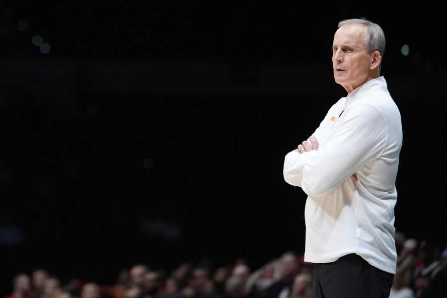 Rick Barnes signs a lifetime contract keeping him as Tennessee's coach
