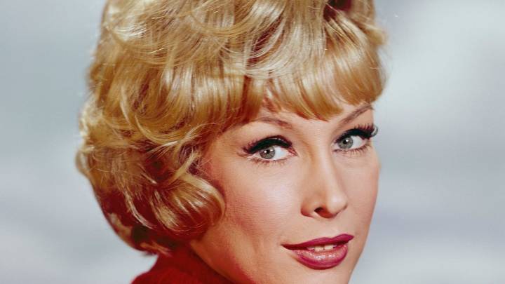 '60s sitcom star wows fans with ageless appearance as she turns 94