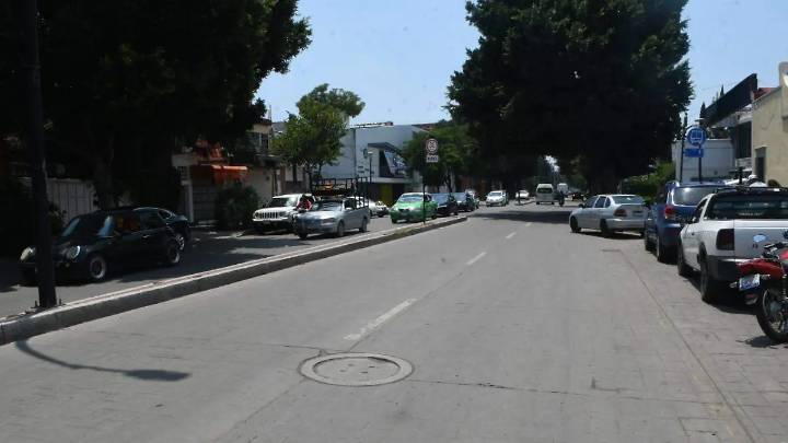 Reparan coladeras en mal estado sobre la Calzada de Guadalupe