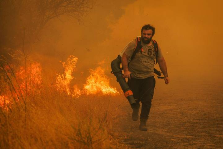 Más de 5.000 bomberos combaten diez incendios graves en el centro y norte de Portugal
