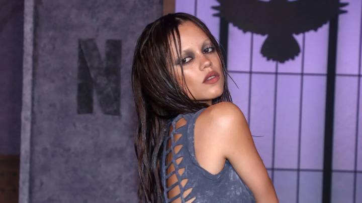 Jenna Ortega se 'transforma' en la 'Novia Cadáver' sobre la alfombra roja con un vestido destrozado