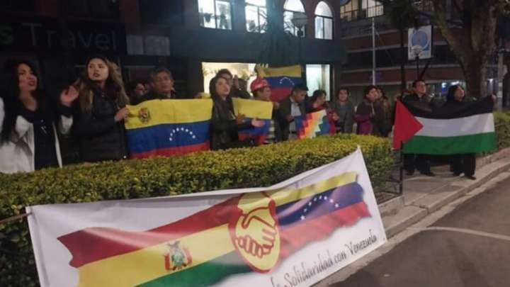 Bolivianos protestan en solidaridad con Venezuela
