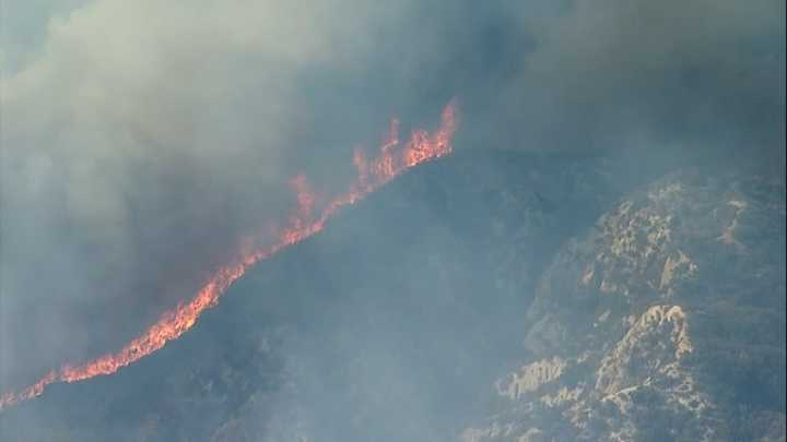 Densa columna de humo se eleva desde el incendio Canyon en California