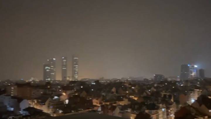 La UME se suma a los trabajos de extinción del incendio en Tres Cantos cuyo olor llega a todo Madrid
