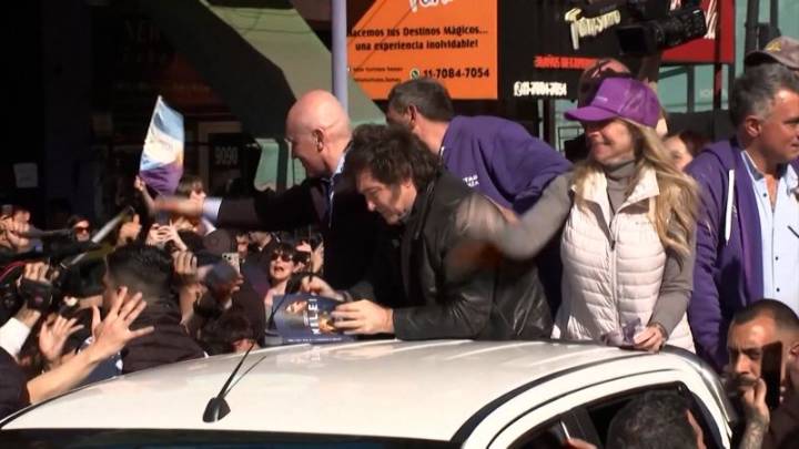 Manifestantes lanzan piedras a la caravana del presidente Milei en un acto de campaña en Buenos Aires