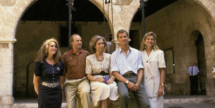 35 años del mejor look de verano de la reina Sofía: cuando se puso la falda blanca de botones que ahora está en Zara y Mango