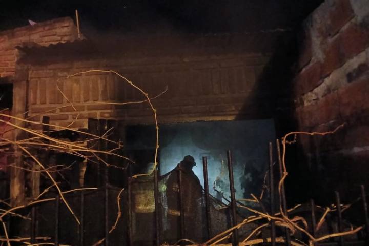 Se incendió una vivienda en Ceibas: Bomberos Voluntarios lograron sofocar las llamas