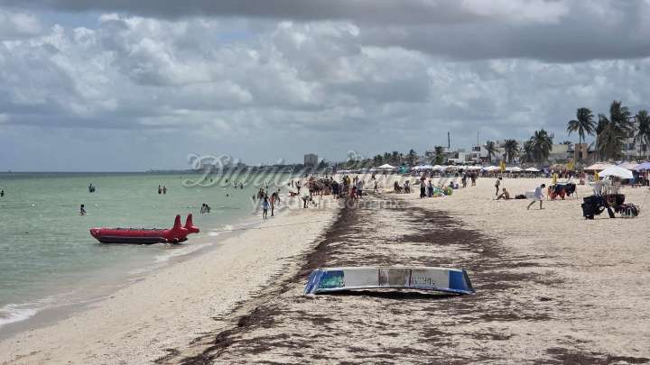 Progreso recibe a miles de visitantes en un caluroso domingo de vacaciones