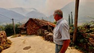 Los incendios siguen fuera de control: evacuados dos pueblos de Cangas del Narcea ante el avance del fuego