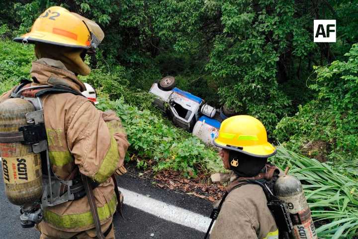 Daños materiales tras volcadura de camión gasero en carretera Manzanillo