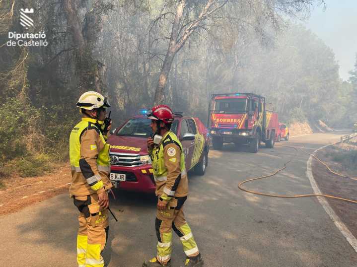 Estabilizado un incendio forestal en el entorno del embalse de Sichar, en Onda