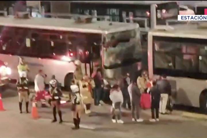 Buses del Metropolitano chocan en la estación Angamos: varios heridos en la zona