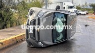 Pierde el control y vuelca al dar vuelta a la Juan Pablo II