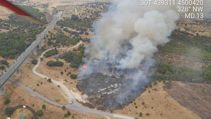 Un incendio en el municipio madrileño de Colmenar Viejo obliga a desalojar casas y construcciones aisladas