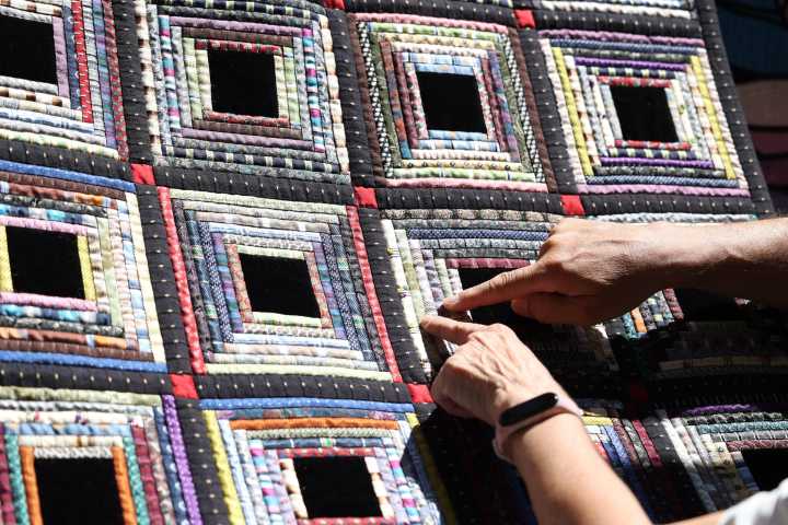 Pradillo (La Rioja) se engalana con almazuelas, una tradición textil que no pasa de moda