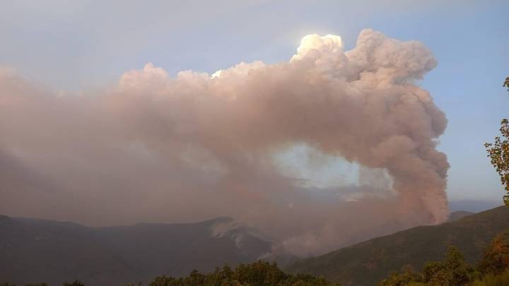 El operativo trabaja para evitar que se junten los incendios de Las Médulas y Llamas en León