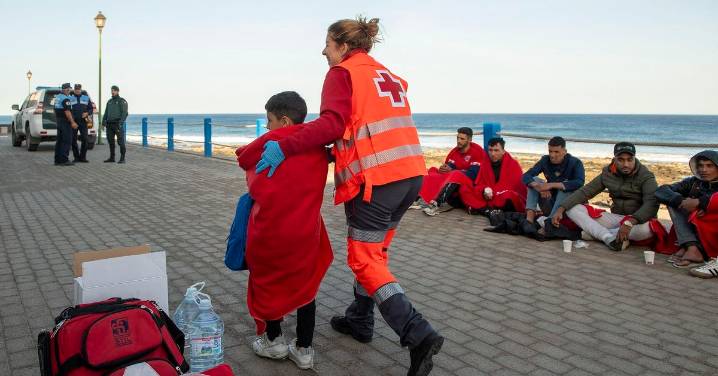 El Gobierno da el último paso para derivar a los menores inmigrantes de Ceuta y Canarias a otras autonomías