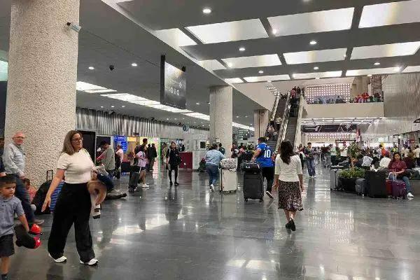 Suspensión de operaciones en AICM por lluvias deja más de 19 mil pasajeros afectados y vuelos cancelados