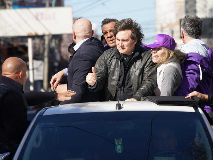 La orden del intendente de Lomas de Zamora, el organizador de la caravana y los cruces entre Nación y el Municipio por los piedrazos a Milei